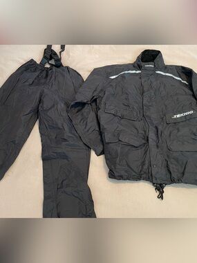 Teknic 2 piece rain suit - size Small unisex